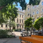 Quiet And Stylish In The Palace District *