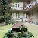 Quiet And Stylish In The Palace District Apartmán