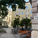 Quiet And Stylish In The Palace District