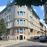Quiet And Stylish In The Palace District *