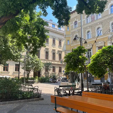 Quiet And Stylish In The Palace District *