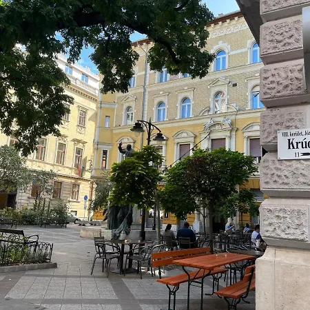 Quiet And Stylish In The Palace District