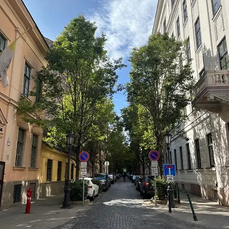 Quiet And Stylish In The Palace District *